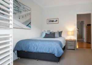 Spacious Oceanview Escape with Pool and Cabana客房内的一张或多张床位