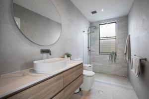 Spacious Oceanview Escape with Pool and Cabana的一间浴室
