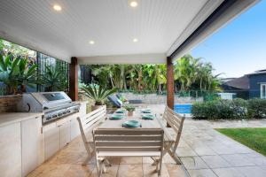 Spacious Oceanview Escape with Pool and Cabana内部或周边的泳池