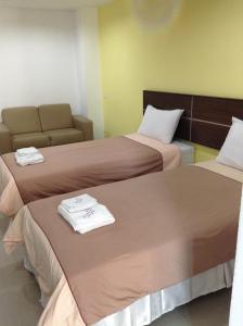 Habitación de hotel con 2 camas y toallas. en Diamond Bangkok Apartment en Bangkok