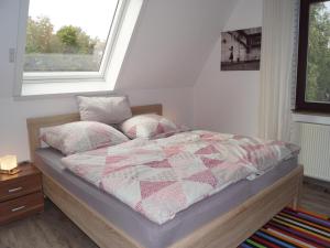 a bedroom with a bed with a quilt and pillows at Wohnung in Frankenberg für Radfahrer in Frankenberg