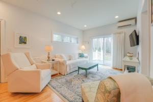 un salon avec deux chaises et un canapé dans l'établissement Near Portland Trails Walkable Apartment with Deck, à Portland