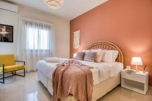 Rúm í herbergi á Vinyl 3-Bedroom Apartment in Zouk Mikael