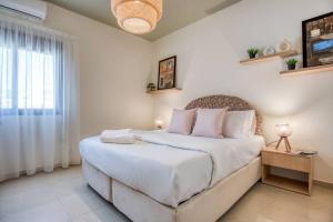 Rúm í herbergi á Vinyl 3-Bedroom Apartment in Zouk Mikael