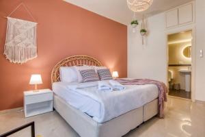 Rúm í herbergi á Vinyl 3-Bedroom Apartment in Zouk Mikael
