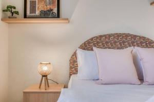 Rúm í herbergi á Vinyl 3-Bedroom Apartment in Zouk Mikael