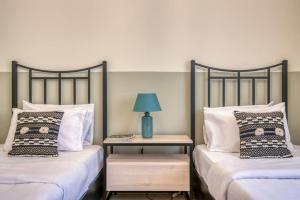 Rúm í herbergi á Vinyl 3-Bedroom Apartment in Zouk Mikael