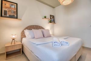 Rúm í herbergi á Vinyl 3-Bedroom Apartment in Zouk Mikael