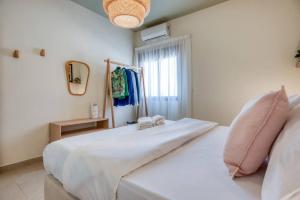 Rúm í herbergi á Vinyl 3-Bedroom Apartment in Zouk Mikael