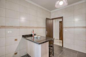 Eldhús eða eldhúskrókur á Vinyl 3-Bedroom Apartment in Zouk Mikael