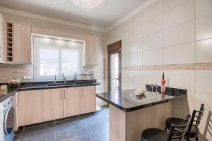 Eldhús eða eldhúskrókur á Vinyl 3-Bedroom Apartment in Zouk Mikael