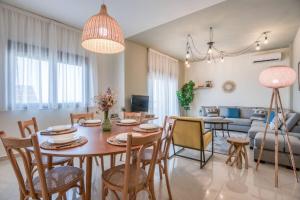 Sjónvarps- og/eða afþreyingartæki á Vinyl 3-Bedroom Apartment in Zouk Mikael
