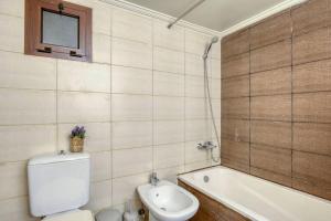 Baðherbergi á Vinyl 3-Bedroom Apartment in Zouk Mikael +23 myndir