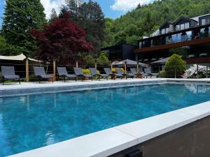 Bazén v ubytování Hostellerie La Claire Fontaine, Logis hôtels & Spa nebo v jeho okolí