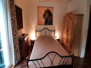 una camera con un letto e una foto di un cavallo di Ferienwohnung in Wildemann a Wildemann