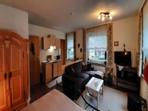 un soggiorno con un divano e un tavolo di Ferienwohnung in Wildemann a Wildemann