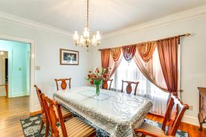 Un comedor con una mesa con un jarrón de flores encima. en Spacious Home Half-Mi to Oaklawn WFH Friendly!, en Hot Springs