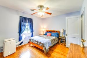 Un dormitorio con una cama y un ventilador de techo. en Spacious Home Half-Mi to Oaklawn WFH Friendly!, en Hot Springs