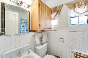 Un baño con lavabo, inodoro y espejo. en Spacious Home Half-Mi to Oaklawn WFH Friendly!, en Hot Springs 34 fotos más