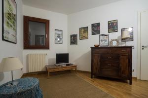 Televízia a/alebo spoločenská miestnosť v ubytovaní Casa Del Jazz