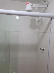 ein Badezimmer mit einer Glasduschkabine mit Toilette in der Unterkunft KITNETES Bot in Angra dos Reis + 20 Fotos