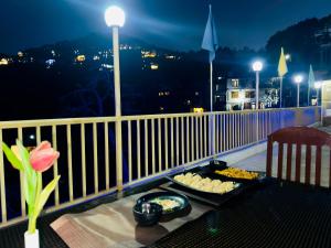 Balkón nebo terasa v ubytování Toronto Tower by Nest #best selling hotel in dalhousie #private parking #Restaurant #Roof top