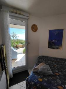 Ένα ή περισσότερα κρεβάτια σε δωμάτιο στο appartement Cosy les pieds dans le sable