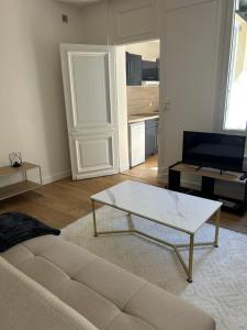 a living room with a couch and a coffee table at Nouveau Centre Ville in Saumur