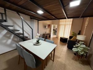a living room with a white table and chairs at MAPAR Apartamento 2 dormitorios en Montevideo in Montevideo
