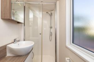 Koupelna v ubytování Bockenfield Park country Lodge with hot tub + 48 fotografií