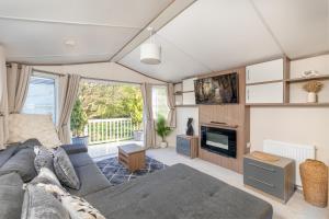 TV a/nebo společenská místnost v ubytování Bockenfield Park country Lodge with hot tub