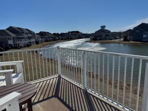 un balcon avec vue sur un plan d'eau dans l'établissement Bayville Shores Water View - 3 bedroom home close to beach!, à Selbyville