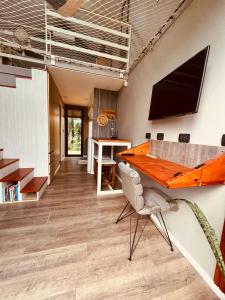 an office with a desk and a tv on a wall at Casa Quinta in Parana