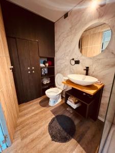 a bathroom with a sink and a toilet at Casa Quinta in Parana