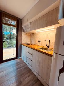a small kitchen with a sink and a window at Casa Quinta in Parana