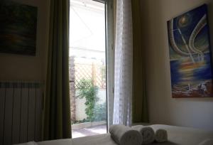 a room with a window with towels on a bed at Lungomare Urban in Pescara
