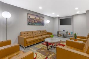 Χώρος καθιστικού στο Best Western Plus Raleigh Crabtree Valley Hotel