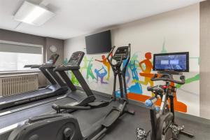 einen Fitnessraum mit 2 Heimtrainern und einem TV in der Unterkunft Best Western Plus Raleigh Crabtree Valley Hotel in Raleigh