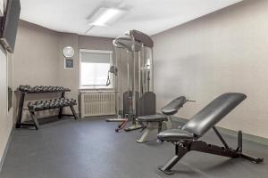 ein Fitnessstudio mit zwei Stühlen und einem Spiegel in der Unterkunft Best Western Plus Raleigh Crabtree Valley Hotel in Raleigh