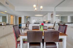 Η κουζίνα ή μικρή κουζίνα στο Oceanfront Waterpointe 1 Unit 806 3 bedroom 2 bath Balcony Pools