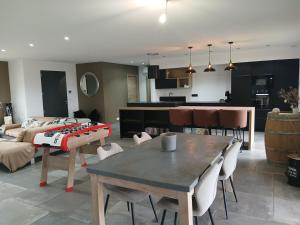 Una sala de estar con una mesa y una cocina. en Nouveau villa T4 à Sotta entre mer et montagnes, en Sotta 4 fotos más