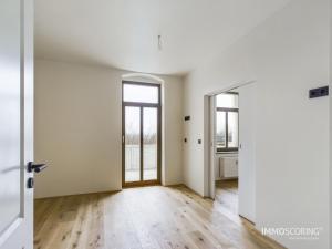 an empty room with a door and a window at Royal Haus Chemnitz 3- Balkon nahe Zeisigwald in Chemnitz +24 photos