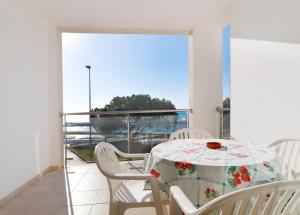 une table et des chaises sur un balcon avec vue dans l'établissement Apt Baleeira Sol, à Albufeira