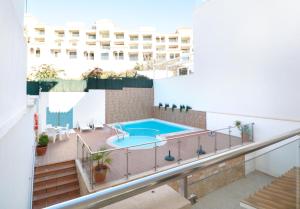 un balcon avec une piscine et un bâtiment dans l'établissement Apt Baleeira Sol, à Albufeira
