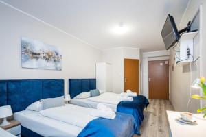 Televízia a/alebo spoločenská miestnosť v ubytovaní Hotel Nowa Panorama