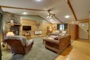 TV a/nebo společenská místnost v ubytování 4 Mi to Marina Cozy Log Cabin in Eureka Springs!