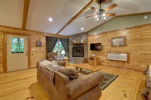 TV a/nebo společenská místnost v ubytování 4 Mi to Beaver Lake Peaceful Log Cabin with Deck!
