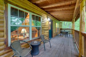 Fotografie z fotogalerie ubytování 4 Mi to Beaver Lake Peaceful Log Cabin with Deck! v destinaci Eureka Springs