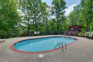 Una piscina en un patio con un cenador. en 4 Mi to Lake Wooded Log Cabin in Eureka Springs!, en Eureka Springs