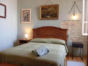 En eller flere senge i et værelse på Meine Sonne Riviera, sea view apartment in historic villa